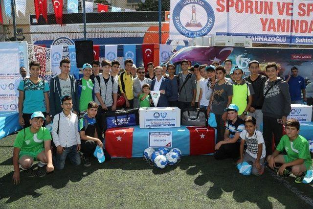 Gaziantep’te Bin 890 Kişiye Spor Malzemesi Dağıtıldı