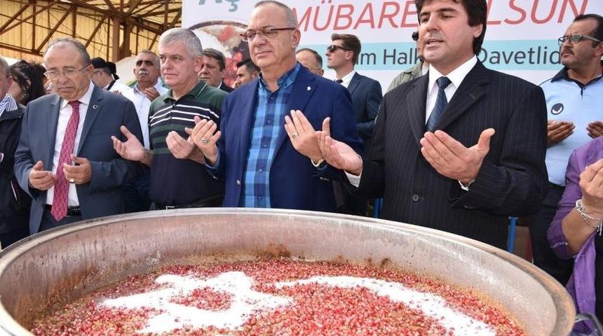 B&uuml;y&uuml;kşehir&rsquo;in Geleneksel Aşure Dağıtımı S&uuml;r&uuml;yor