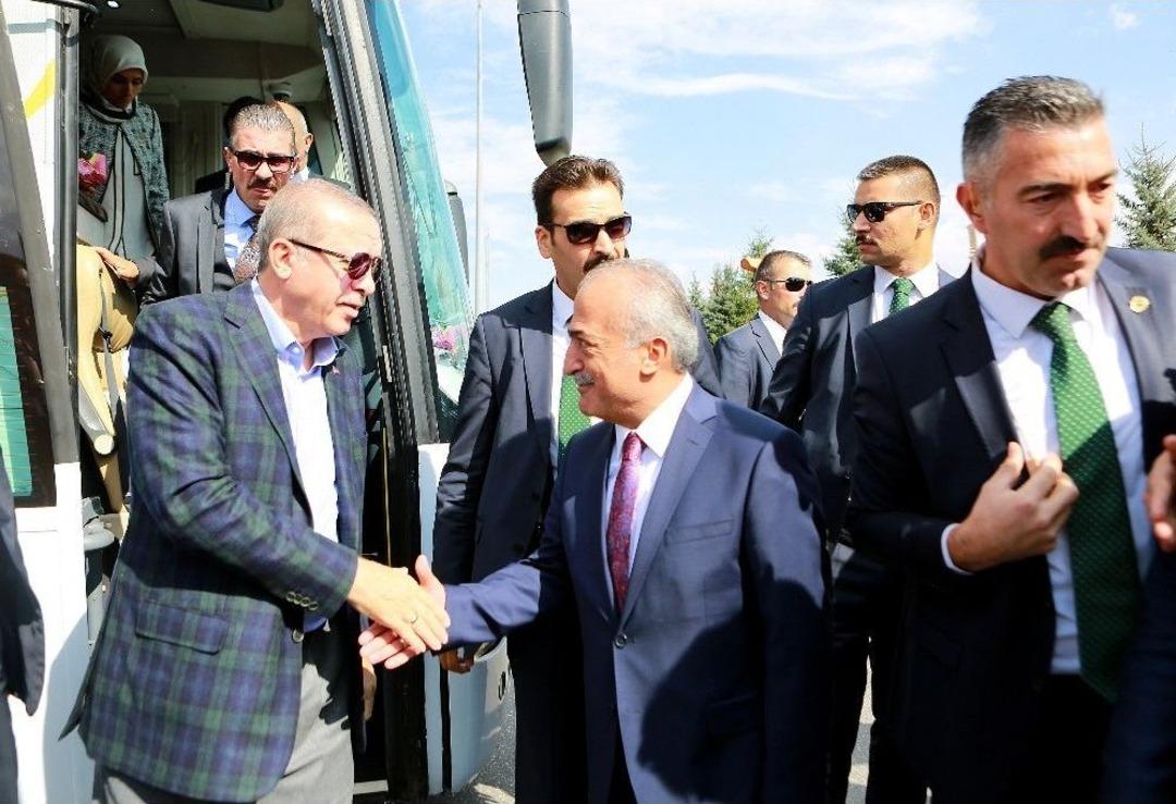 Cumhurbaşkanı Erdoğan&rsquo;a Atat&uuml;rk &Uuml;niversitesi&rsquo;nde &Ouml;ğrencilerden Sevgi G&ouml;sterisi