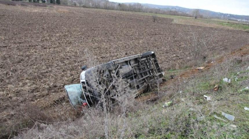 Sakarya’da İşçi Servisi Devrildi: 12 Yaralı
