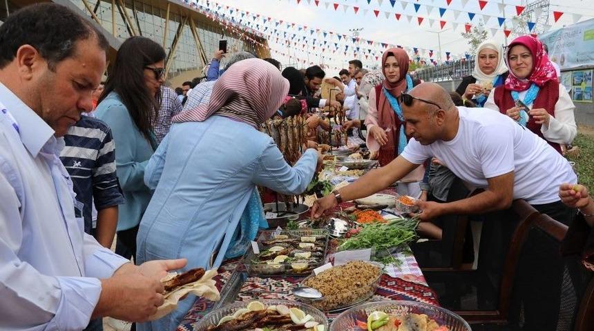 Turizmcilere İnci Kefali İkramı