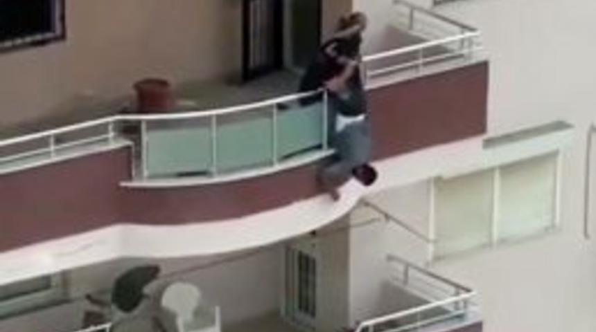 Balkondan Sarkarak Boya Yaptı, Y&uuml;rekleri Ağza Getirdi