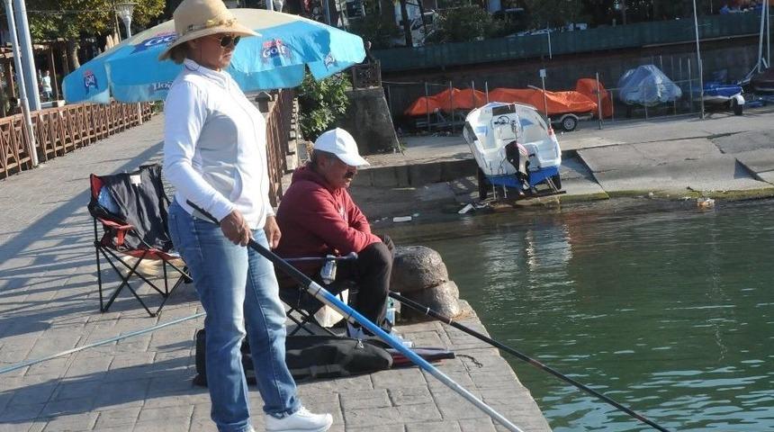 Ak&ccedil;akoca&rsquo;da Havalar Isınınca Park Ve Bah&ccedil;eler Doldu