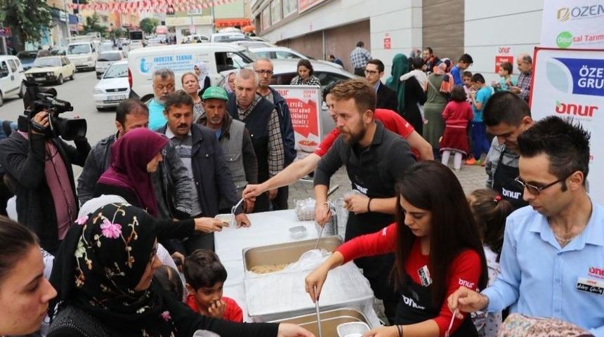 Onur Market’in Aşurelerini Ömür Akkor Dağıttı