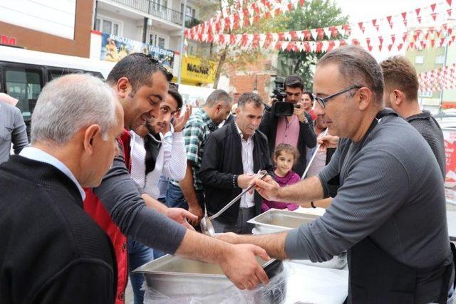 Onur Market’in Aşurelerini Ömür Akkor Dağıttı