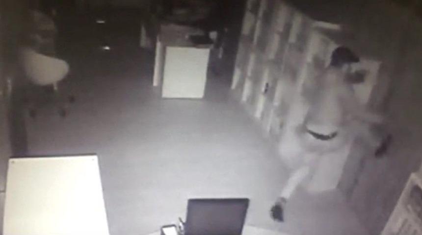 Balyozlu Hırsız Kapıyı A&ccedil;amayınca Tekmeledi