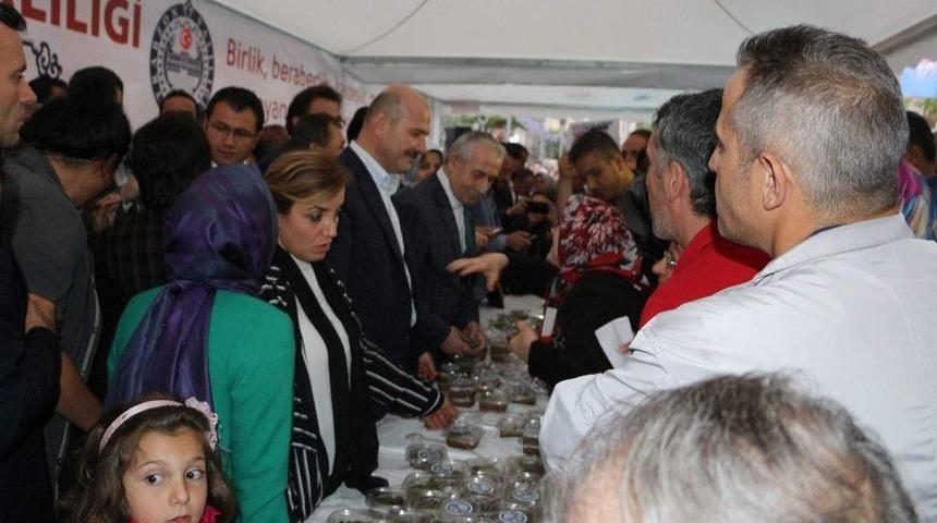 Bakan S&uuml;leyman Soylu Trabzon&rsquo;da Aşure Dağıttı