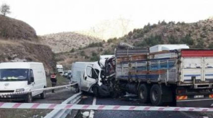 Otobüsle, Kamyon Kafa Kafaya Çarpıştı:1 Ölü