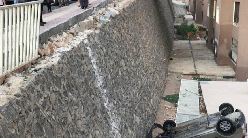 Otomobil Evin &Ccedil;atısına U&ccedil;tu: 1 Yaralı