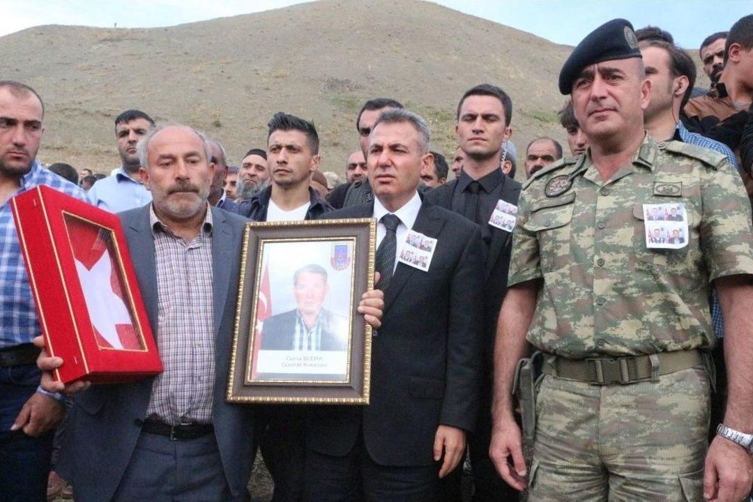 Ağrılı Şehit 11 Ay &Ouml;nce Vefat Eden Babasının Yanına Defnedildi