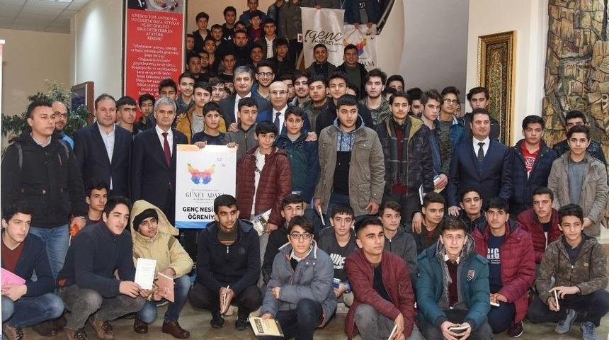 Vali Demirtaş, &Ouml;ğrencileri Gen&ccedil;lik Kampına Uğurladı