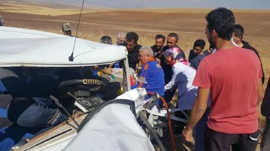 Kangal'da Iki Otomobil &Ccedil;arpıştı: 1 &Ouml;l&uuml;, 9 Yaralı