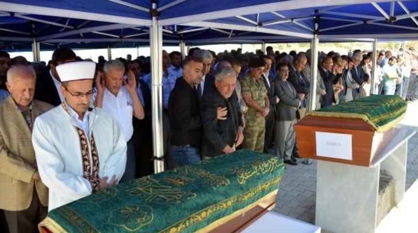 Fransa'da Yangında &Ouml;len Kardeşler Yan Yana Defnedildi