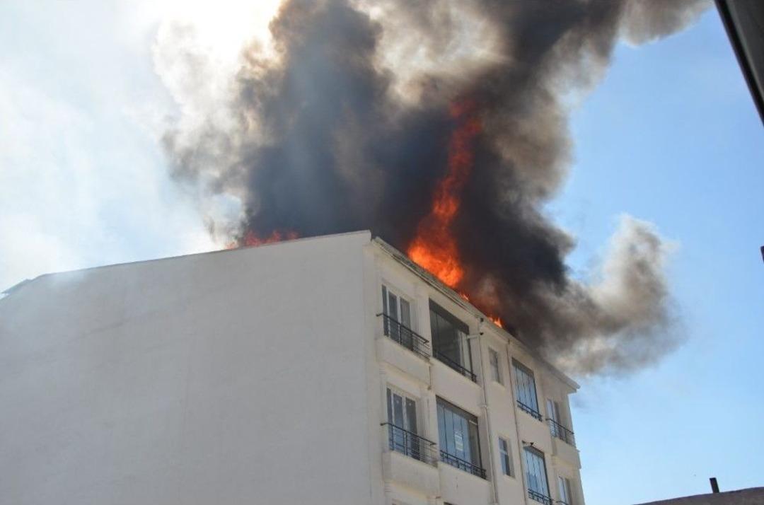 &Ccedil;atı Yangınında 1 Kişi Yanarak &Ouml;ld&uuml;