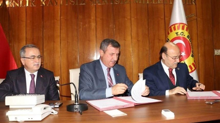 Burdur &Ouml;zel İdare&rsquo;de Sosyal Denge Tazminatı S&ouml;zleşmesi İmzalandı