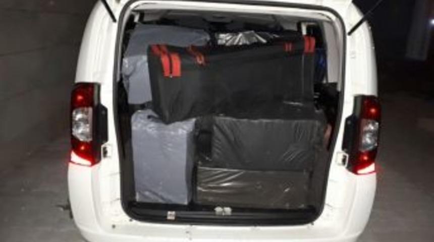 Ş&uuml;pheli Ara&ccedil;tan 6 Bin 980 Paket Ka&ccedil;ak Sigara Ele Ge&ccedil;ti