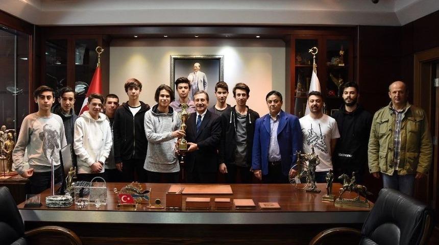 Şampiyonluk Kupasını Başkan Ata&ccedil;&rsquo;a Hediye Ettiler