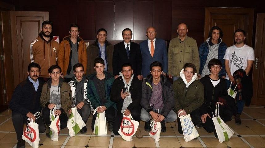 Şampiyonluk Kupasını Başkan Ataç’a Hediye Ettiler