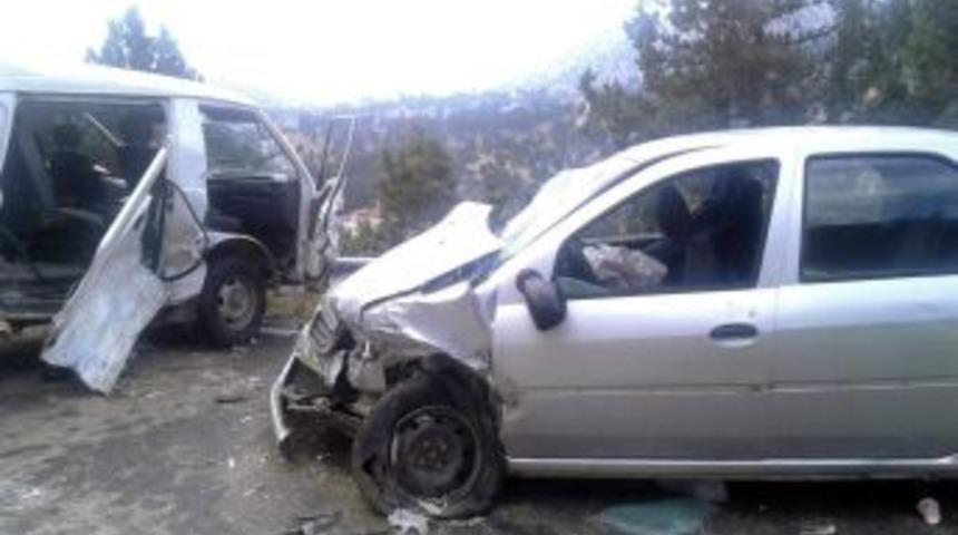 Otomobille Minib&uuml;sle &Ccedil;arpıştı: 1 &Ouml;l&uuml;, 4 Yaralı