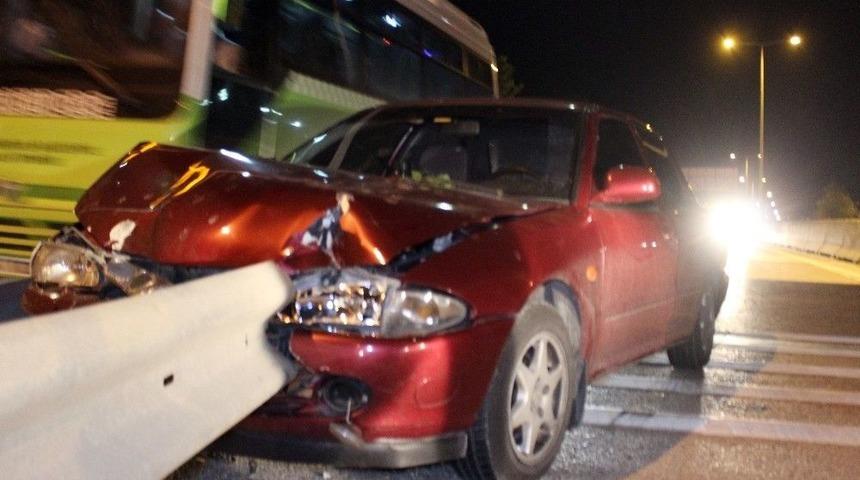 Otomobil Bariyerlere Saplandı: 3 Yaralı