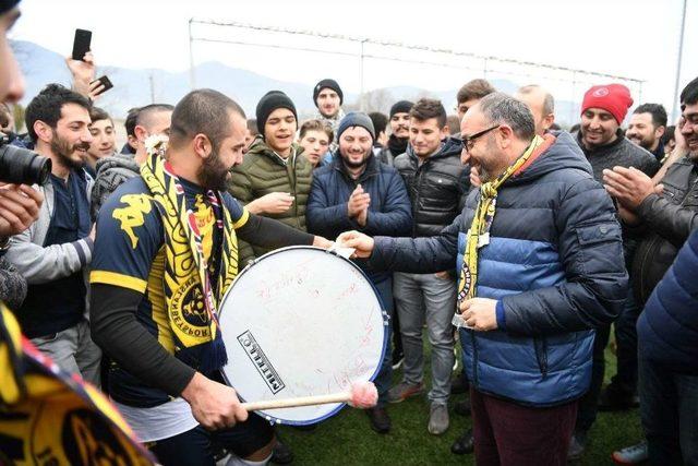 Arslanbey’in Kupası Başkan Üzülmez’den