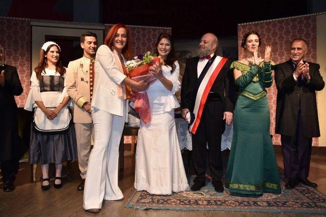 &rsquo;sevgilime G&ouml;z Kulak Ol&rsquo; Kimsesizler İ&ccedil;in Sahnelendi 1