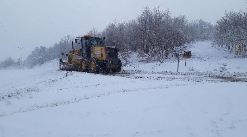 B&uuml;y&uuml;kşehir Ekipleri, Kar Yağışına Anında M&uuml;dahale Ediyor