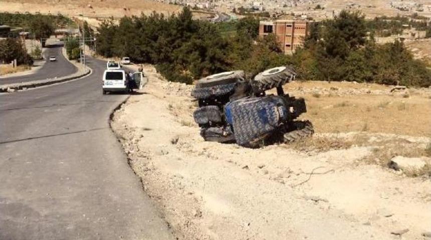 Devrilen Trakt&ouml;r&uuml;n S&uuml;r&uuml;c&uuml;s&uuml; &Ouml;ld&uuml;