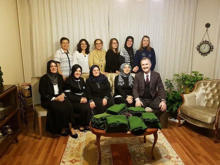 İnegöllü Kadınlar Askerler İçin "anne Kokusu Ve Duası" Taşıyan Boyunluklar Örüyor G4