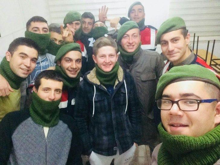 İnegöllü Kadınlar Askerler İçin "anne Kokusu Ve Duası" Taşıyan Boyunluklar Örüyor G5