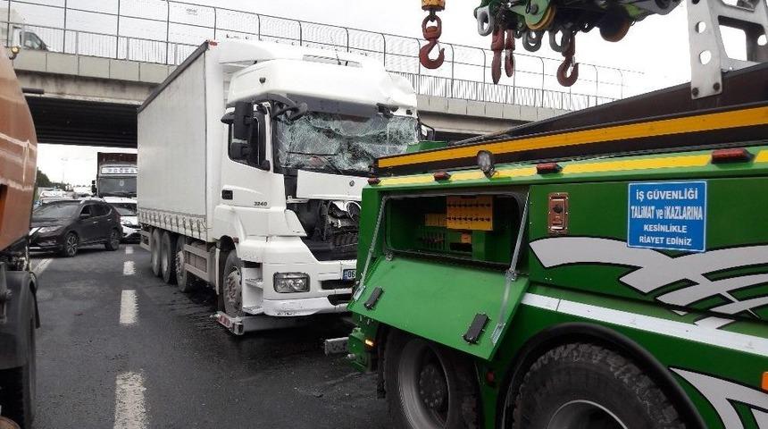 Tem&rsquo;de Trafiği Kilitleyen Tır Kazası:1 Yaralı