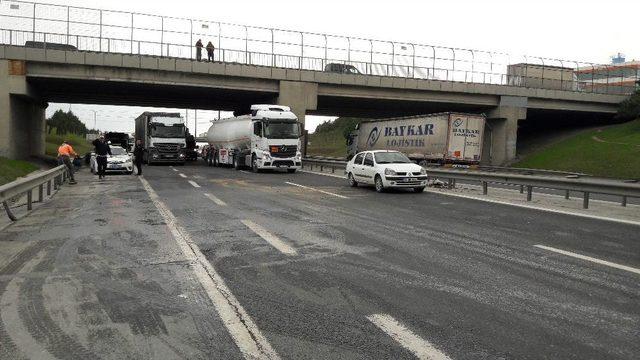 Tem’de Trafiği Kilitleyen Tır Kazası:1 Yaralı