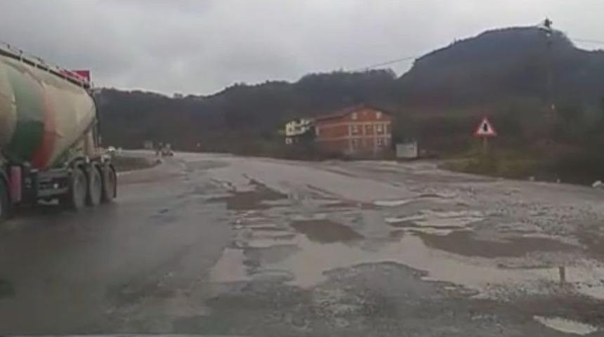 Bozuk Yol S&uuml;r&uuml;c&uuml;lere Zor Anlar Yaşatıyor