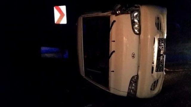 Kamyonet Düğüne Gidenleri Taşıyan Minibüs Ve Otomobile Çarptı: 10 Yaralı  1