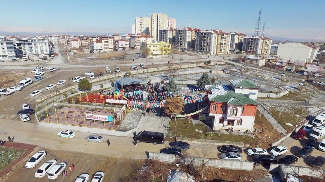 Şehitlerin Adını Taşıyan Gen&ccedil;lik Merkezi Ve Parkın A&ccedil;ılışını Bakan T&uuml;fenkci Yaptı