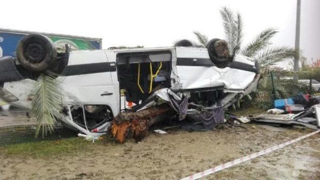 Manavgat ta Tur Minib&uuml;s&uuml; Devrildi: 3 &Ouml;l&uuml;, 11 Yaralı (Yeniden) 1