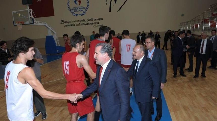 Bakan Bak, Eskişehir Basket Gen&ccedil; Takımı&rsquo;na Başarı Diledi