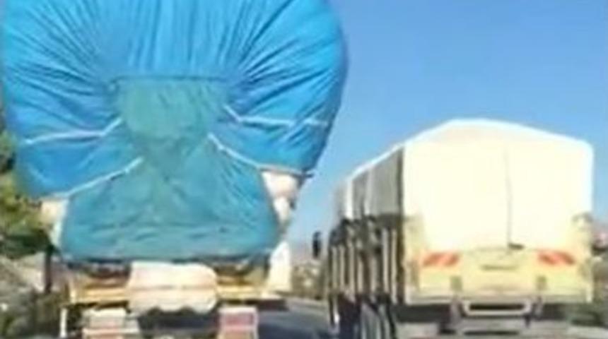 Hayret Uyandıran Saman Y&uuml;kl&uuml; Kamyon Karayolunda B&ouml;yle İlerledi