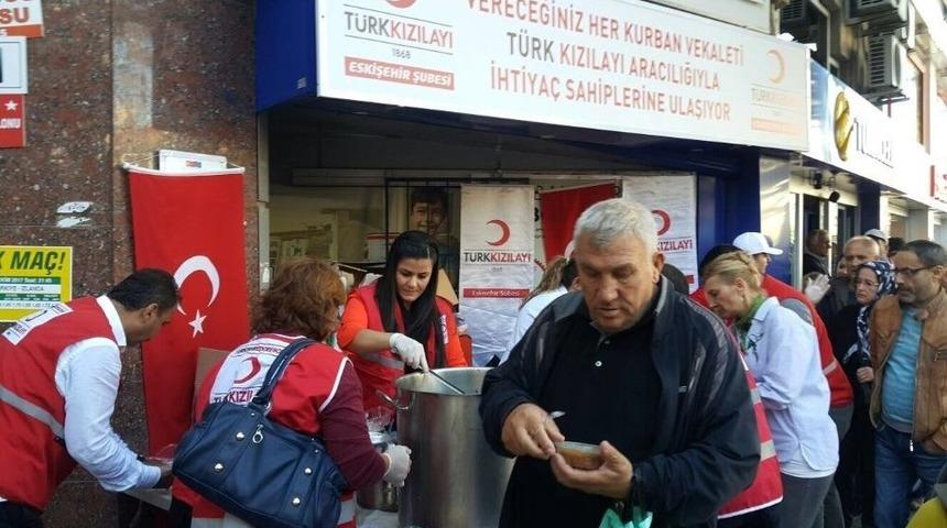 T&uuml;rk Kızılayı Eskişehir Şubesi Tarafından Aşure Dağıtıldı
