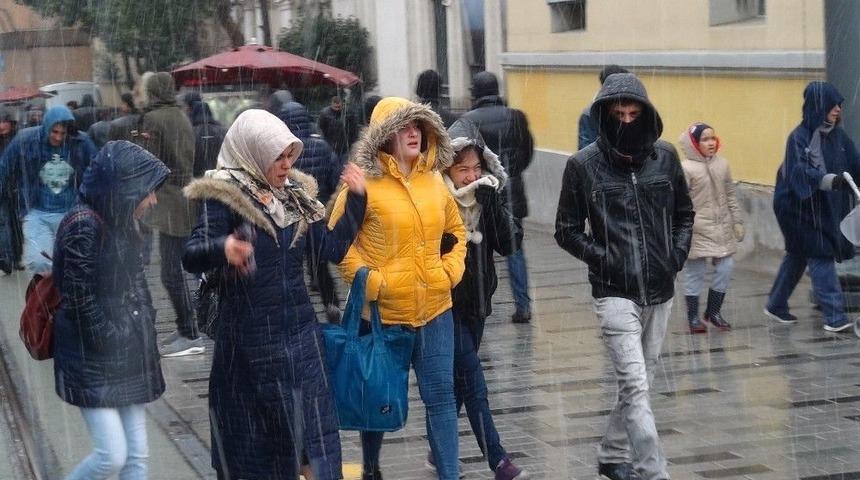 İstanbul&rsquo;da Kar Yağışı Başladı