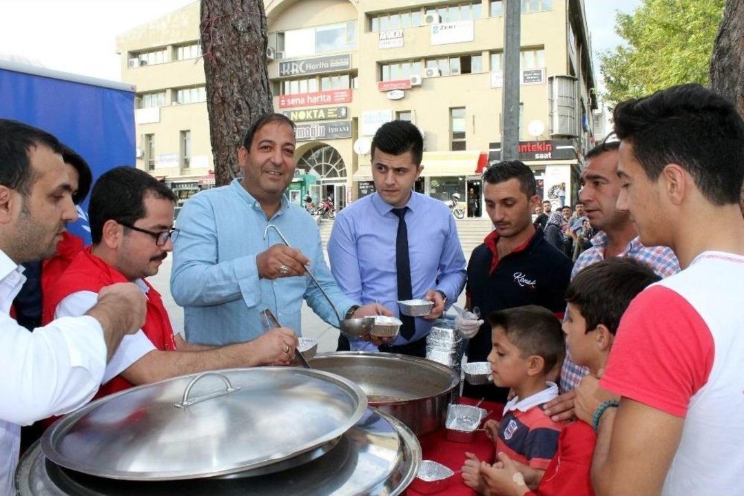 Erzincan&rsquo;da Vatandaşlara Aşure İkramı