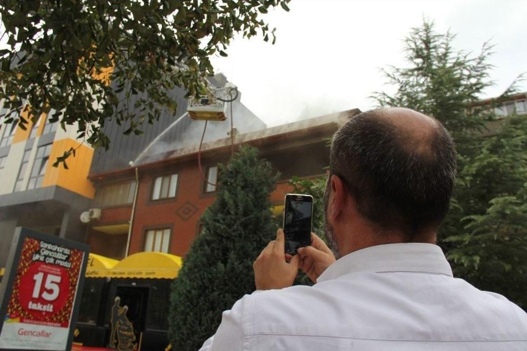 Yangını G&ouml;ren Cep Telefonuna Sarıldı