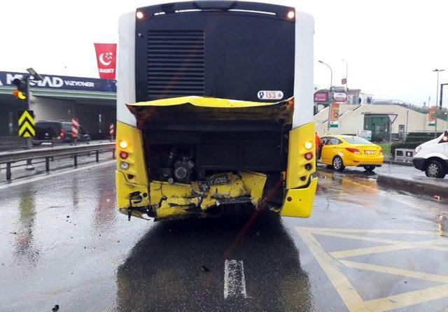 Otomobil Yolcu Otob&uuml;s&uuml;ne &Ccedil;arptı: 2 Yaralı 1