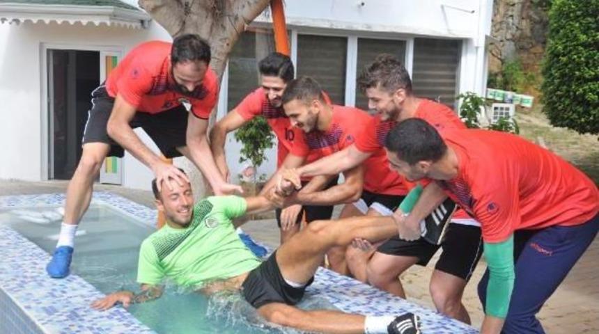 Aytemiz Alanyasporlu Futbolcular Kondisyoner Devillaz'ı Şok Havuzuna Attı