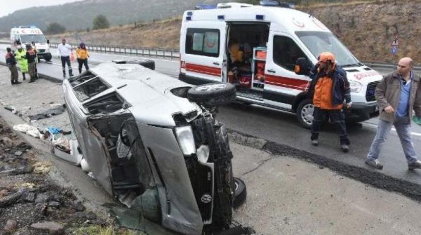 K&uuml;tahya'da Minib&uuml;s Devrildi: 9 Yaralı