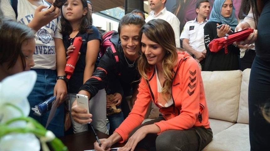 Survivor Merve Aydın Trabzon&rsquo;da &Ccedil;ocuklarla Buluştu