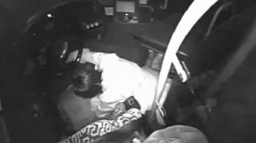 (&ouml;zel Haber) Halk Otob&uuml;slerine Dadanan Hırsız G&uuml;venlik Kamerasında