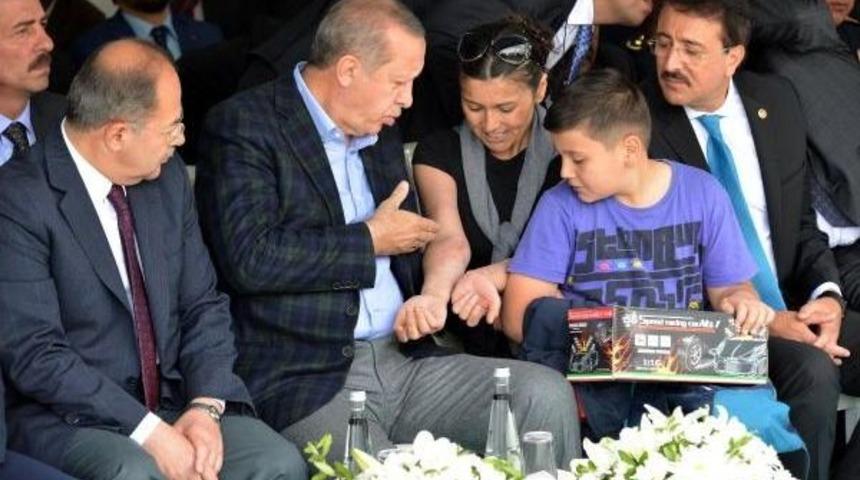 Cumhurbaşkanı Erdoğan'ın Dikkatini &Ccedil;ekmek I&ccedil;in Ağaca &Ccedil;ıktı