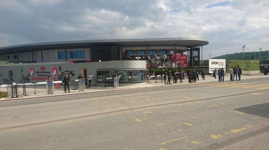 Fenerbah&ccedil;e Taraftarlar, Demir&ouml;ren&rsquo;i İstifaya Davet Etti