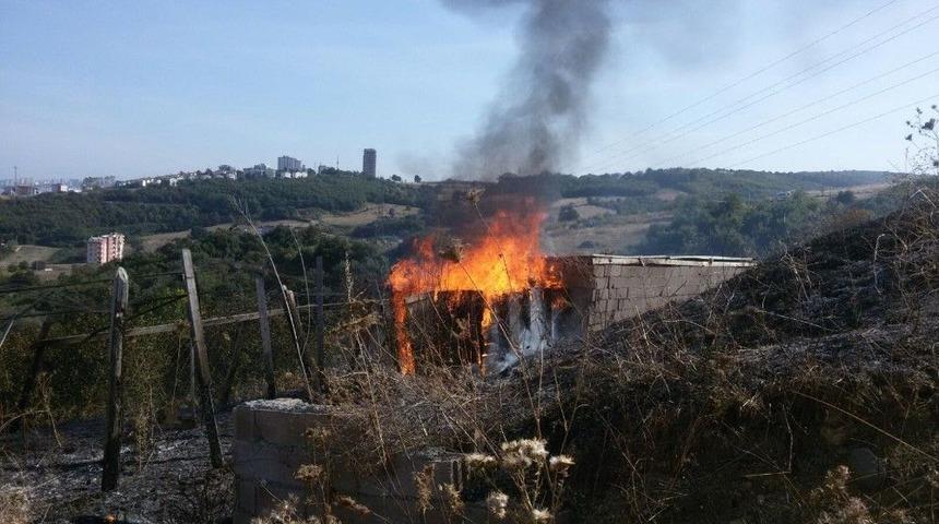 Evlerinden Hortum &Ccedil;ekerek Yangına M&uuml;dahale Ettiler